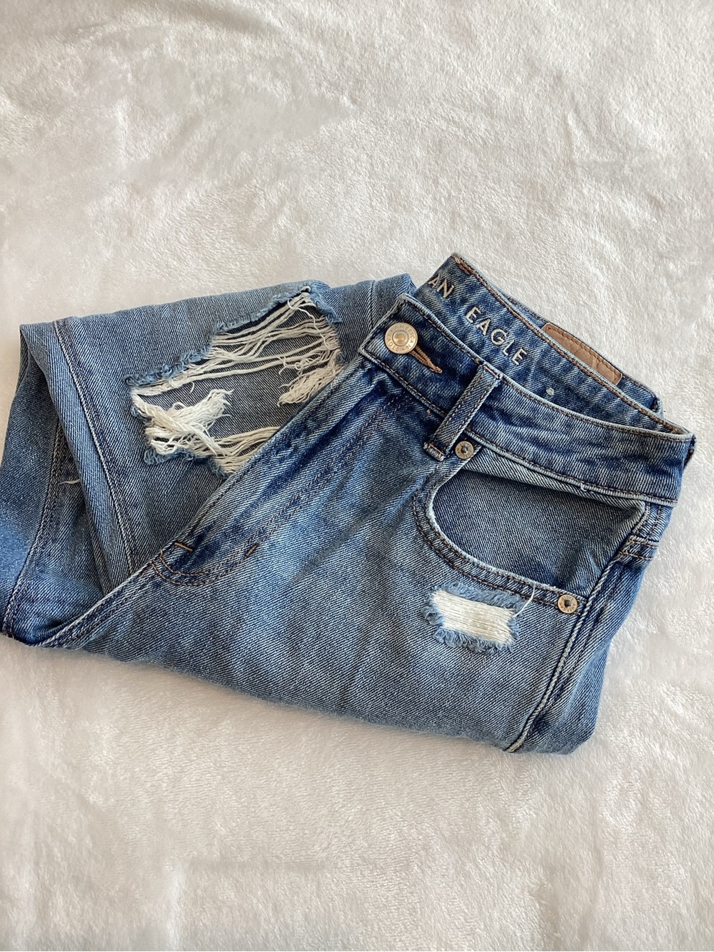 American Eagle Mom Jean Distressed Holes 2 Short Medium Blue